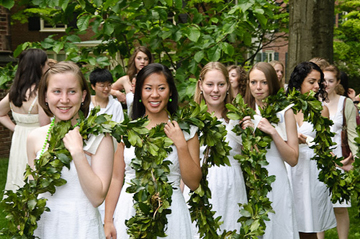 2009 Seniors with the Laurel Chain (Courtesy of Mount Holyoke College)